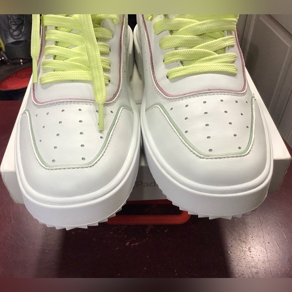 STUART WEITZMAN Leather Sneaker. - Picture 16 of 16